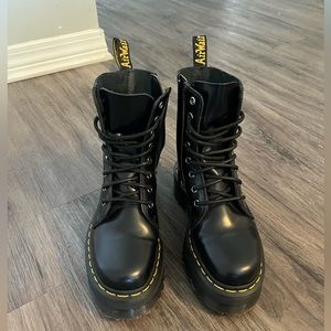 Dr. Marten’s- JADON boot smooth leather platforms